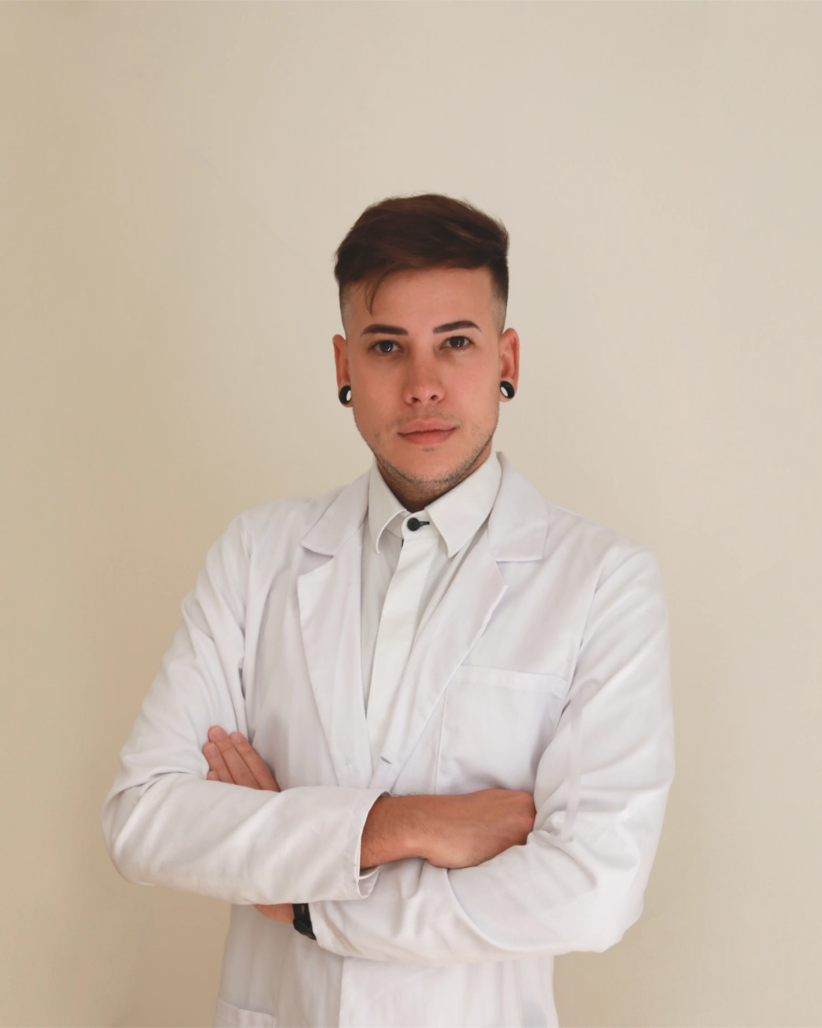 Retrato de un especialista médico o estético con bata blanca y actitud profesional. Su presencia transmite seguridad, experiencia y atención personalizada en un entorno de salud.